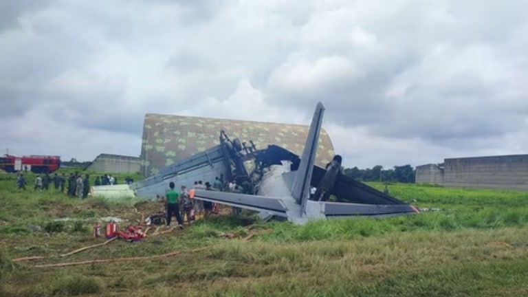 भारतीय हवाई दलाच्या विमानाचा भीषण अपघात, 5 जवानांचा मृत्यू IAF aircraft crash