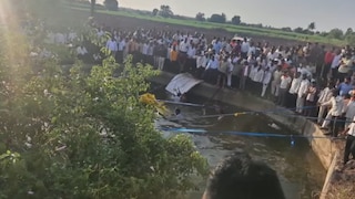 सोलापूर हळहळलं, विहिरीत पिकअप कोसळून 14 भाविकांचा मृत्यू; माळशिरसमधील घटना Mumbai Tak