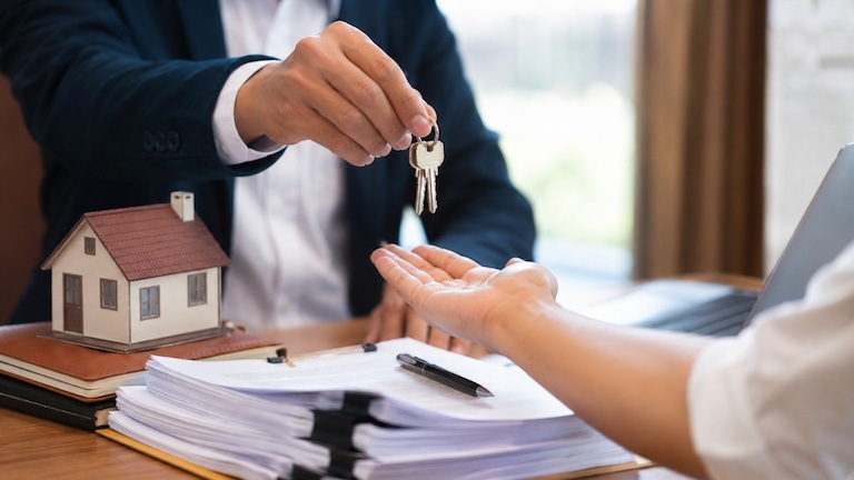 Personal Finance: 'ही' कागदपत्रं नसतील तर चुकूनही खरेदी करू नका Resale Flat! personal finance do not proceed with transaction when buying a resale flat without verifying these 14 important documents