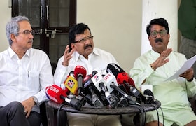 'वडिलांच्या हत्या प्रकरणाचा निकाल तुमच्या बाजूने हवा असेल तर...', ओमराजे निंबाळकरांबाबत राऊतांनी उडवून दिली खळबळ if you want verdict in your father murder case to go in your favor then join us sanjay raut stirs up a sensation regarding omraje nimbalkar operation tiger