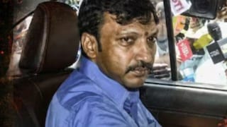 ओमराजे कोर्टाबाहेर आले, ठाकरेंचे कार्यकर्ते आक्रमक, नेमकं काय घडलं? Mumbai Tak