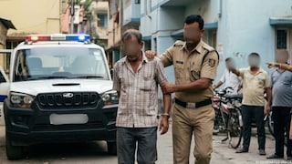 मालक बलात्काराच्या गुन्ह्यात जेलमध्ये, इकडे नोकराने मालकिणीसोबत... Mumbai Tak