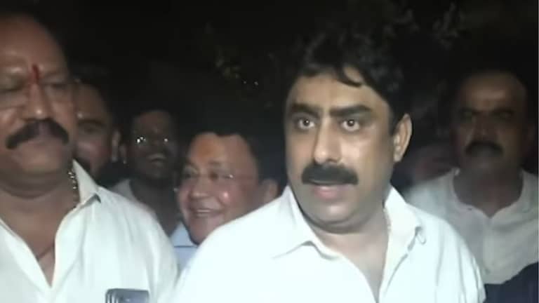 "बॉम्ब टाकेल, माझ्या नादी लागू नका, घरात घुसून मारेन", संजय दिना पाटलांची शिवसैनिकांना धमकी Sanjay Dina Patil on shivsainik