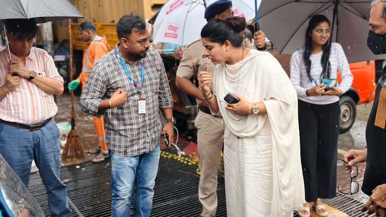 मुंबईच्या महापौर रितू तावडेंसमोरच BMC चा अधिकारी थेट पडला मॅनहोलमध्ये.. Video प्रचंड व्हायरल bmc official fell straight into a manhole right in front of mumbai mayor and bjp leader ritu tawde video has gone viral
