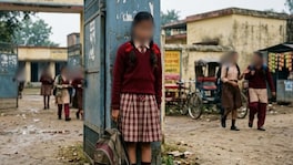 शर्टमध्ये काहीतरी आहे म्हणून वर्गमैत्रिणीला बोलवलं अन् बाथरुमजवळ जाताच... Crime News