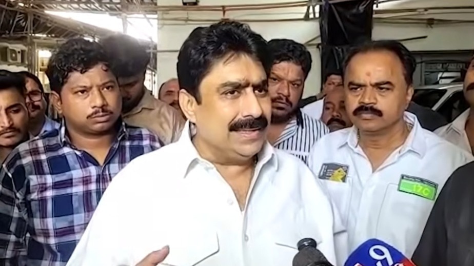 where did sanjay dina patil get audacity to threaten journalists and hurl abuses right in front of police