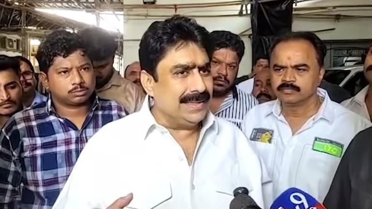 'आईच्या गां%$ गेलं.. मारून पाठवणार तुम्हाला', संजय दिना पाटलांमध्ये एवढी मुजोरी आली कुठून? where did sanjay dina patil get audacity to threaten journalists and hurl abuses right in front of police