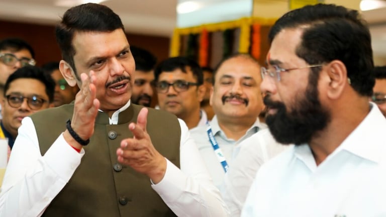 ठाकरेंचा सहावा खासदार फडणवीसांनी शिंदेंकडे कसा पाठवला? एक शब्द, अन्यथा... Mumbai Tak