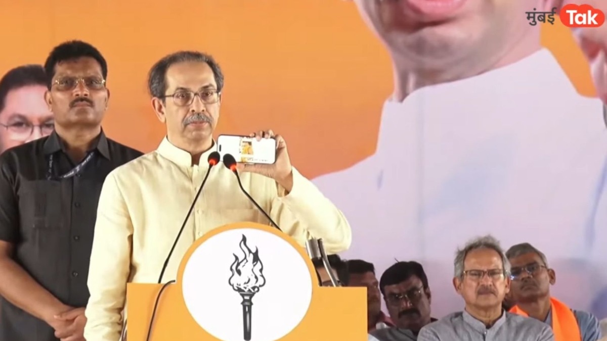 उद्धव ठाकरेंनी भर सभेत 'मुंबई Tak' चा व्हिडीओ दाखवला, म्हणाले,"आईची शपथ घेऊन गद्दारी" 