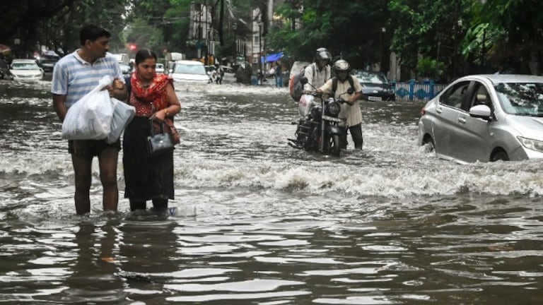 नवी मुंबईच्या रस्त्यांना नाल्याचं स्वरुप, पावसानं बेदम झोडपलं Mumbai Monsoon News