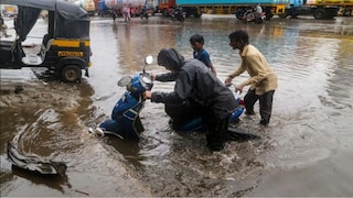 मुंबईची खबर : मुंबईत पावसाची जोरदार बॅटिंग, जनजीवन विस्कळीत, हाय टाइडचा इशारा Mumbai Tak