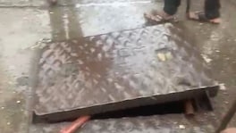 मुंबईच्या साकीनाका परिसरात मॅनहोलमध्ये व्यक्ती पडला, वाहून गेल्याची भीती Mumbai Manhole News
