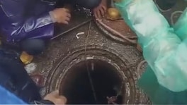 मुंबईच्या साकीनाका परिसरात मॅनहोलमध्ये व्यक्ती पडला, वाहून गेल्याची भीती व्यक्त Mumbai Manhole News