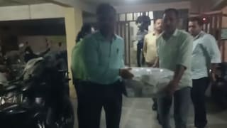 अबब..! मुद्रांक जिल्हाधिकाऱ्याच्या जळगावातील घरात 1.5 कोटींची रोकड, अर्धा किलो सोने...मोठं घबाड Mumbai Tak