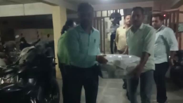 अबब..! मुद्रांक जिल्हाधिकाऱ्याच्या जळगावातील घरात 1.5 कोटींची रोकड, अर्धा किलो सोने...मोठं घबाड akola stamp deputy collector