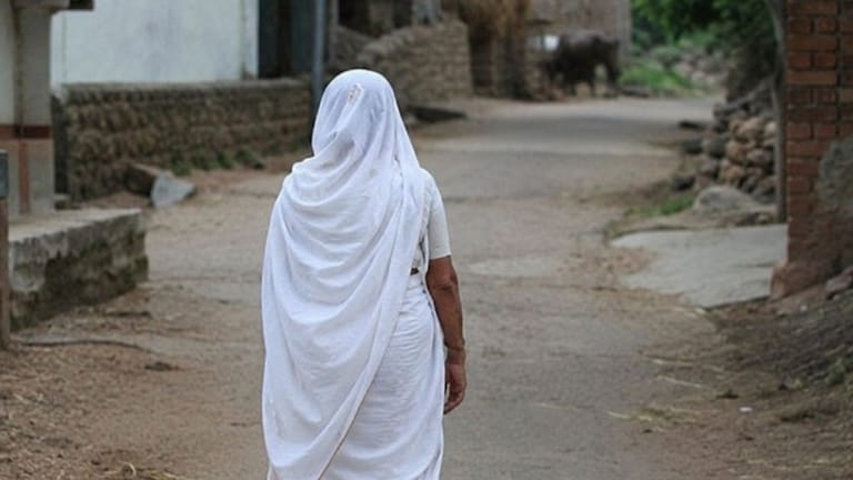 औषध आणून देण्याचे आमिष, विधवा महिलेला निर्जनस्थळी नेऊन सामुहिक बलात्कार bihar crime news