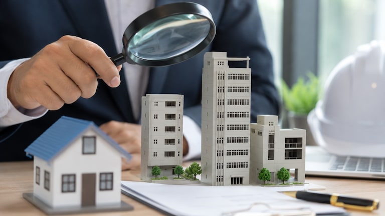 Personal Finance: फ्लॅट बुक करण्यापूर्वी बिल्डर निवडताना काय तपासाल? personal finance what should you check when selecting a builder before booking a flat ignoring 10 things could cost you lakhs of rupees