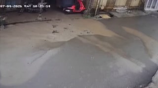 पुण्याच्या तळेगाव दाभाडे परिसरात रस्ता फुटून पाणी उसळलं, Video व्हायरल Mumbai Tak