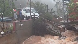 महाबळेश्वरच्या वेण्णा नदीवरील पूल कोसळला, पर्यटक अडकले, नागरिकांची दाणादाण Maharashtra Monsoon