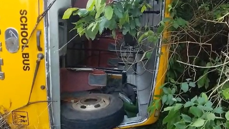 लातूर: ड्रायव्हर फोनवर बोलत होता, शाळेची बस पलटी होऊन अपघातात 23 विद्यार्थी जखमी  