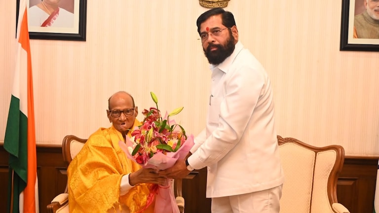 पवार स्वत: शिंदेंच्या दालनात गेले.. याचा अर्थ दिसतो तेवढा सरळ-सोप्पा नाही! भेटीमागची भन्नाट Inside Story sharad pawar himself visited eknath shinde office significance of this meeting is not as straightforward as it appears discover fascinating inside story behind this meeting
