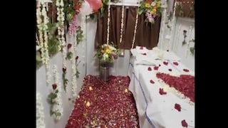 रेल्वेचा डब्बा नव्हे हा तर हनिमून कोच.. Video समोर आला अन् टीसीचा बाजारच उठला! Mumbai Tak