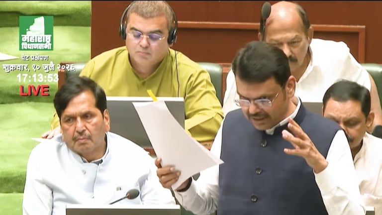 'भाडे टट्टू मागे घेतो... पण सुपारीबाज म्हणतो, मिमिक्री आर्टिस्ट...' फडणवीसांनी एवढं का दाखवलं बोलून? mimicry artist cm fadnavis launches a scathing attack on raj thackeray vidhan sabha adhiveshan 2026
