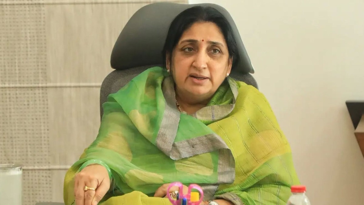 सुनेत्रा पवारांसमोर अडचण, एक नोटीस आणि NCPचं राष्ट्रीय अध्यक्षपद जाणार?