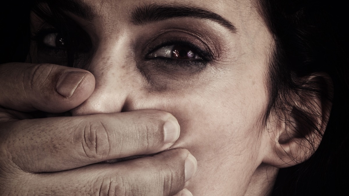 आईनं पोटच्या लेकीला पैशांसाठी वेश्याव्यवसायात ढकललं, 40 हजार रूपयांच्या कमाईचे दिले वचन 