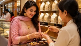 Personal Finance: सोन्याचे किंमती झाल्या कमी, आता सोने खरेदी करावे की पाहावी आणखी वाट? personal finance gold prices have dropped should you buy now or wait a while longer