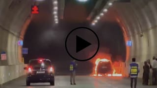 मुंबईतील कोस्टल रोडच्या बोगद्यात कारला भीषण आग, Video व्हायरल Mumbai Tak