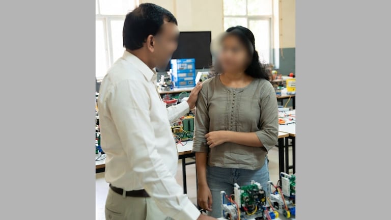 पुणे: शिक्षकाकडून नववीतील मुलीचा छळ, नको तिथेच स्पर्श केल्याचा पीडितेचा आरोप Pune Crime