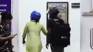 तरुणाने महिला कॉन्स्टेबलला गुप्तांग दाखवलं, डिलिव्हरी बॉयला दाखवला इंगा Mumbai Tak