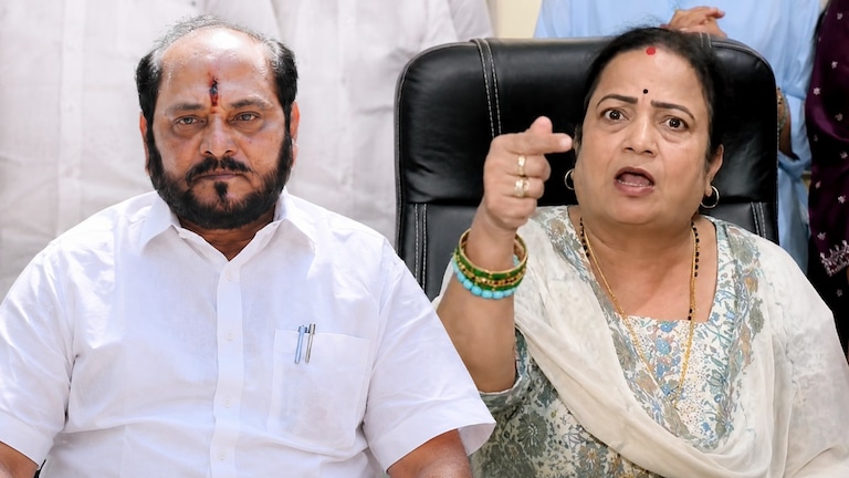'रामरक्षा काय रामदास कदमच्या बापाने लिहिली, ढुं#&% सोडून चोऱ्या...', पेडणेकरांचा रुद्रावतार! shinde shiv sena ramdas kadam criticises uddhav thackeray kishori pednekar hits back with ramraksha remark