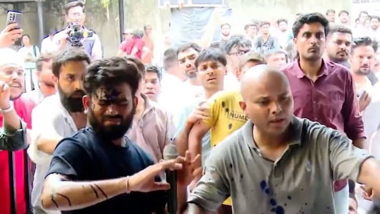 अभिजीत दीपके यांच्यावर महिलेकडून शाईफेक, पोलिसांनी घेतलं ताब्यात, VIDEO Abhijit Dipke