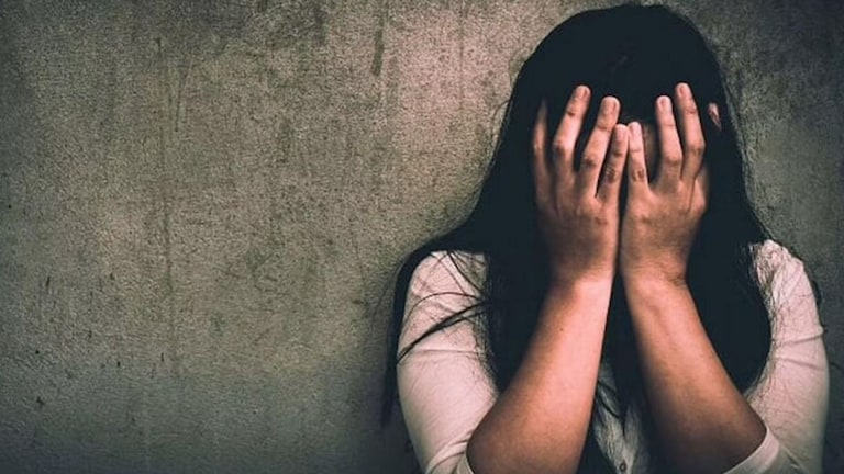 शेजाऱ्यांमध्ये पाण्यावरुन वाद, महिलेला सर्वांसमोर निर्वस्त्र केलं अन् घडलं भयंकर Crime News
