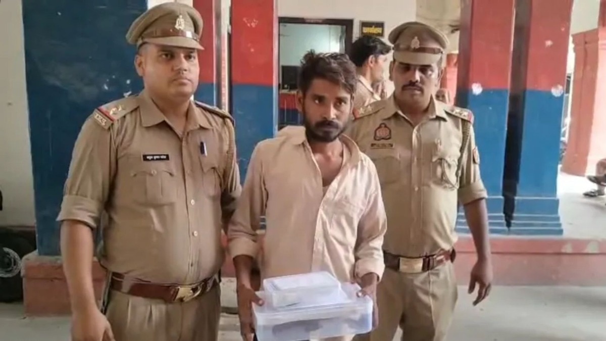गावातील महिला शेतकऱ्यासोबत आक्षेपार्ह अवस्थेत, शेजाऱ्याने बघितलं अन् घात झाला