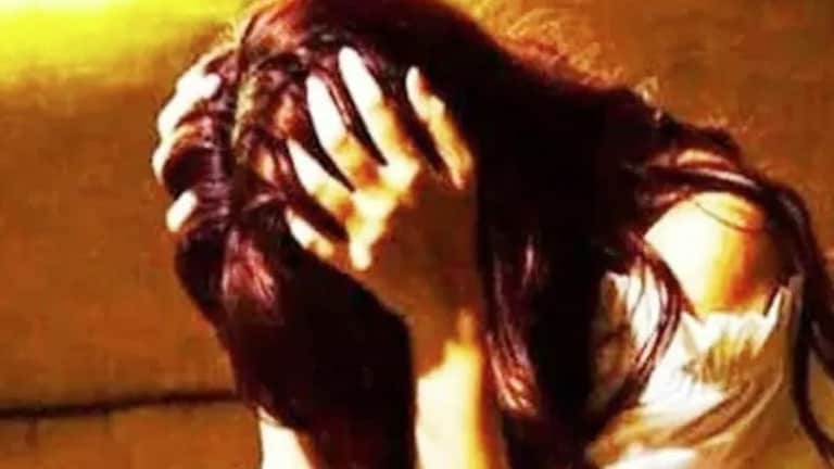 पाण्यावरून वाद, महिलेला भररस्त्यात मारहाण; विवस्त्र करत व्हिडिओ व्हायरल crime news