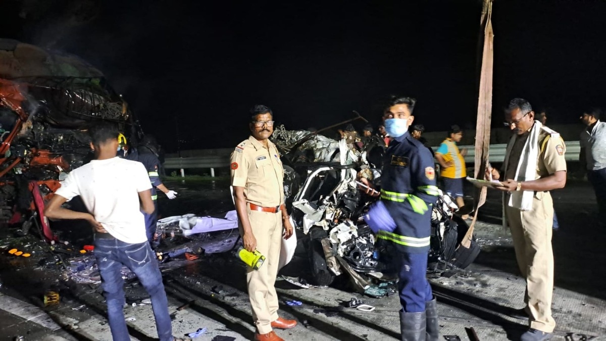 भीषण अपघाताने महाराष्ट्र हादरला, समृद्धी महामार्गावर 6 जणांचा होरपळून मृत्यू 
