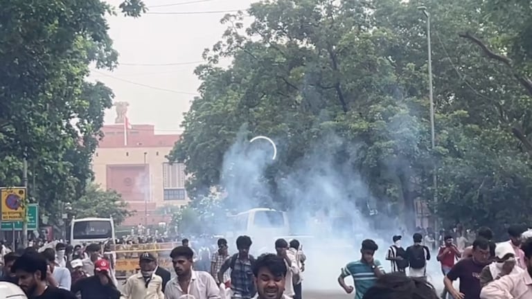 CJP Protest Live Update : आंदोलकांना पांगवण्यासाठी अश्रूधुराच्या नळकांड्या फोडल्या, संसदेजवळ कडेकोट बंदोबस्त CJP Protest Live Update