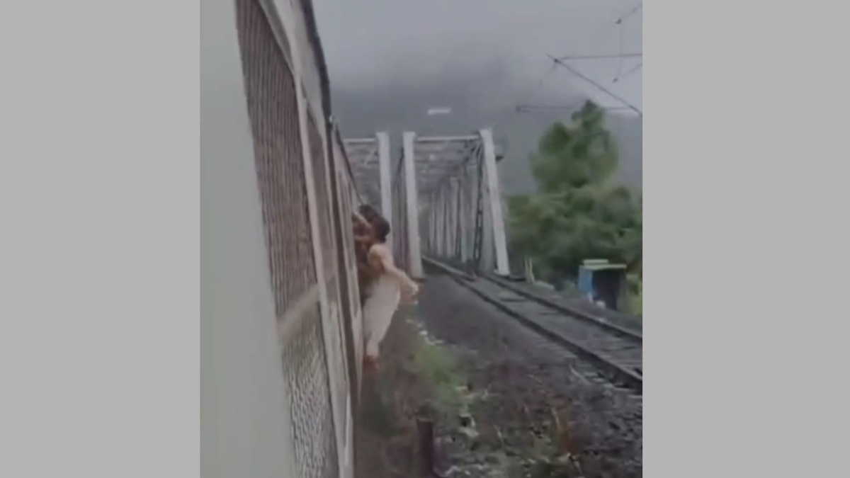 महिलेचा लोकलच्या दारात लटकून प्रवास, पण वाटेत रेल्वेच्या पुलाचा खांब आला, थरारक VIDEO 