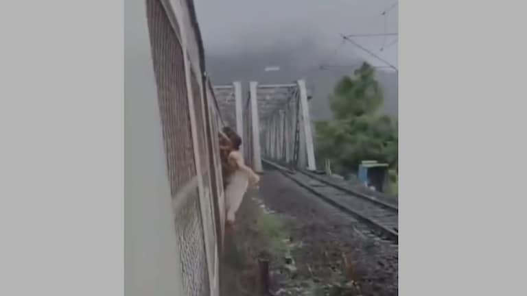महिलेचा लोकलच्या दारात लटकून प्रवास, पण वाटेत रेल्वेच्या पुलाचा खांब आला, थरारक VIDEO diva csmt local shocking viral video