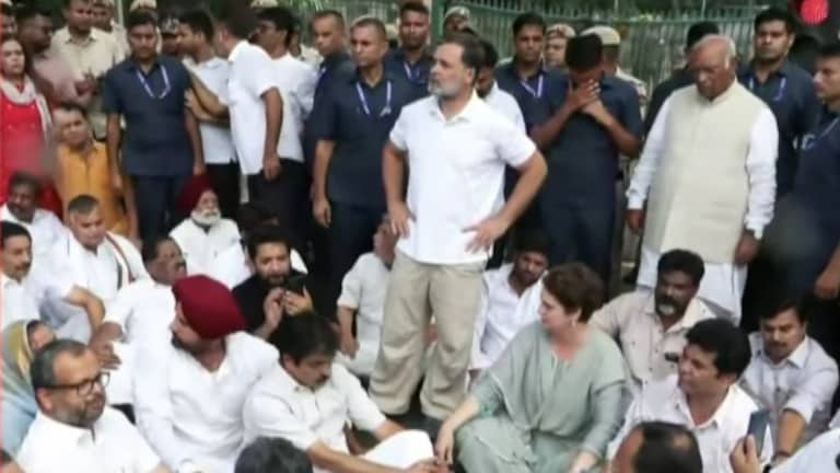 पीएम मोदींच्या घराबाहेर राहुल गांधींसह काँग्रेस खासदारांचा ठिय्या, दिल्लीत मोठ्या घडामोडी Rahul Gandhi