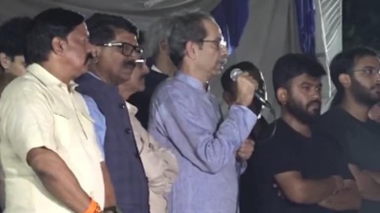 उद्धव ठाकरे अचानक रात्रीच पोहचले जंतर-मंतरवर, दिपकेच्या पाठीवर थाप अन् घणाघाती भाषण! जसंच्या तसं.. uddhav thackeray supports neet protest uddhav thackeray joins students at jantar mantar change system not just government a scathing attack on Modi government