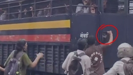 मुंबईत पोलिसांच्या व्हॅनमध्ये विद्यार्थी, तरूणानं बाहेरून कडी खोलली; Video व्हायरल Viral Video Police Van Mumbai
