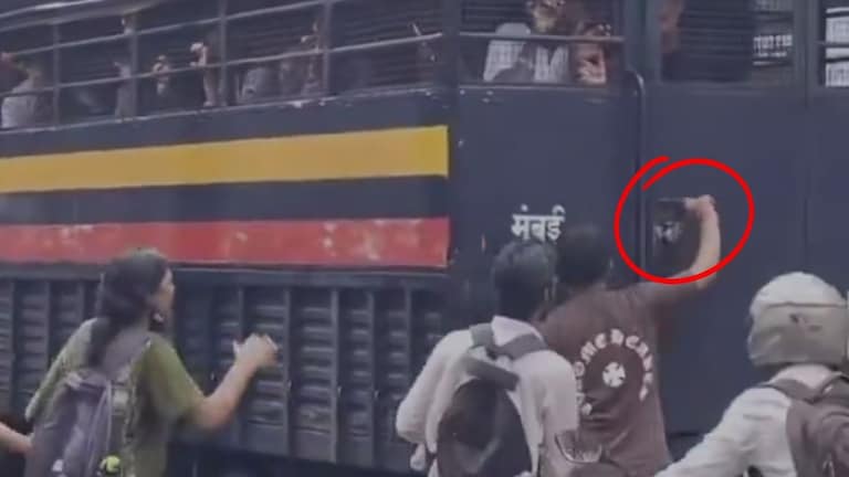 मुंबईत पोलिसांच्या व्हॅनमध्ये विद्यार्थी, तरूणानं बाहेरून कडी खोलली; Video व्हायरल Viral Video Police Van Mumbai