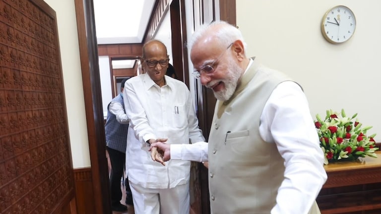 शरद पवारांचे तीन डाव आणि तिरकं राजकारण, गुंगावून टाकणारी अडीच घरांची दुडकी चाल! sharad pawar baffling political moves meetings with pm modi at times and with dcm eknath shinde at others ncp sp cjp jantarmantar
