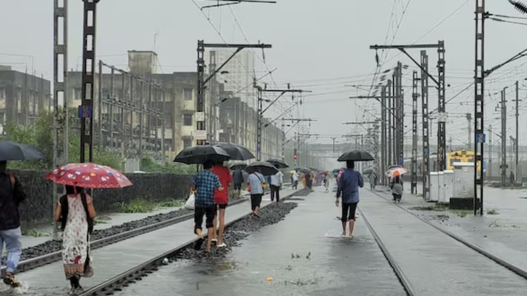 पालघरला पावसाने झोडपलं, जनजीवन विस्कळीत; शाळा-कॉलेजला सुट्टी जाहीर Weather Update