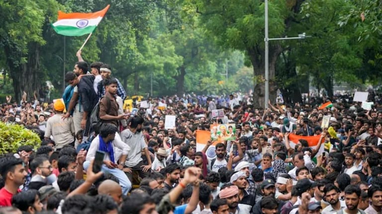जेन 'झी'च्या क्रांतीचा वणवा देशभर, कँडल मार्च काढून देशव्यापी आंदोलन CJP Candal March Protest