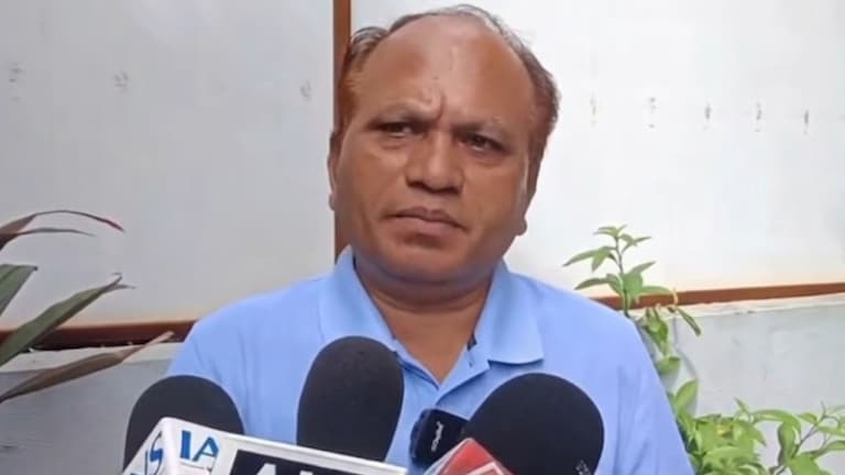 राजीनामा होताच दीपकेंच्या वडिलांना अश्रू अनावर, प्रधान यांचं नाव घेत थेट... Abhijit Dipke's father